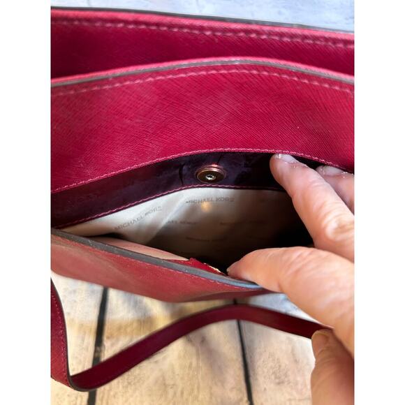 MICHAEL KORS Women’s Frame Out Jet Set Large Tote / Cherry Red - Picture 4 of 15